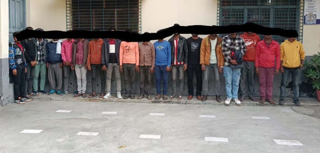 यात्रीहरूलाई सास्ती दिने यातायात बिचौलियाहरु पक्राउ