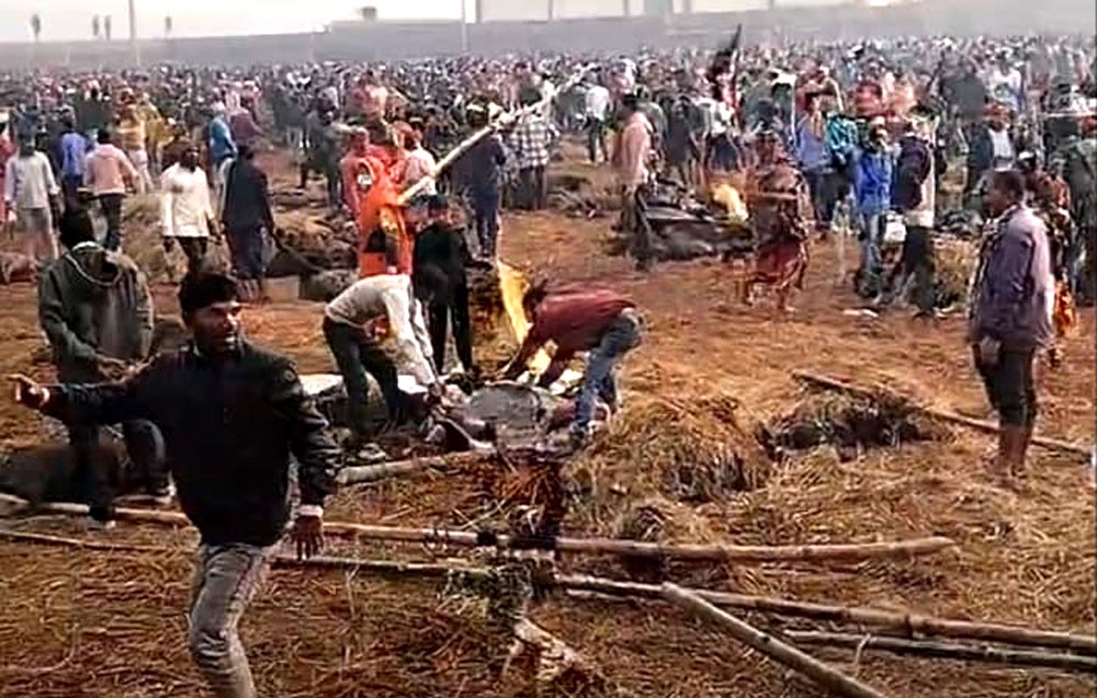 गढीमाई मेलामा बोकाको बलि दिनेहरुको कारण ट्राफिक अस्तव्यस्त