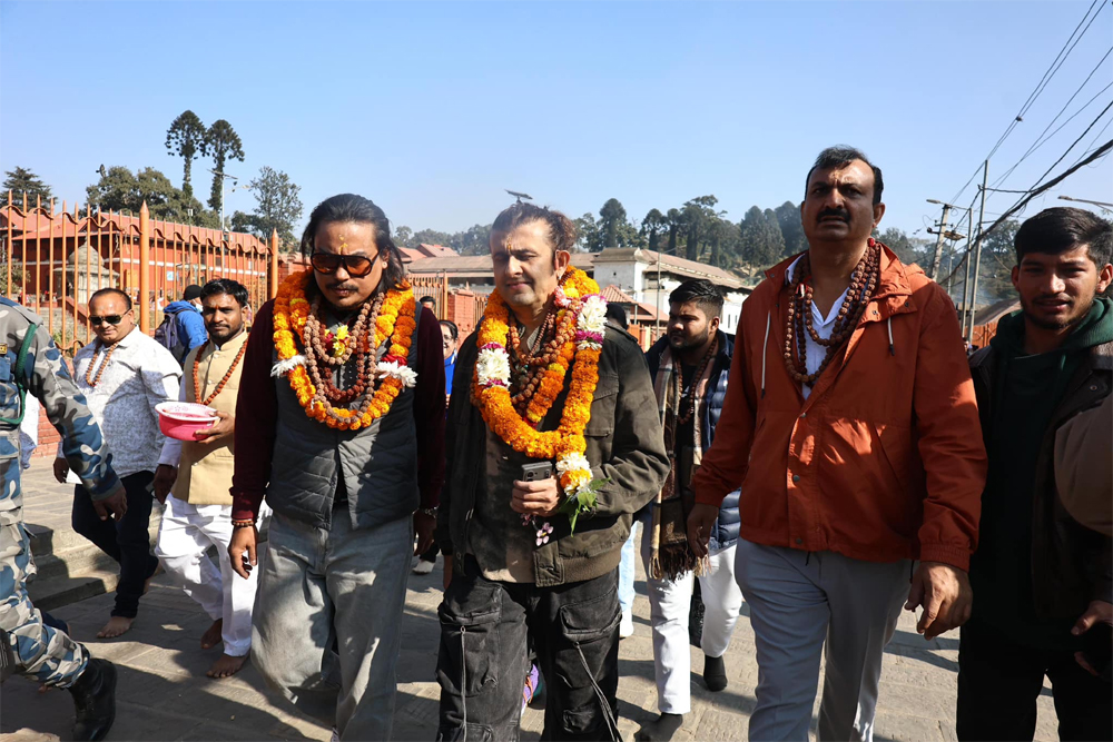 Sonu Nigam reaches Pashupati Darshan (photo) Sonu Nigam reaches Pashupati Darshan (photo)