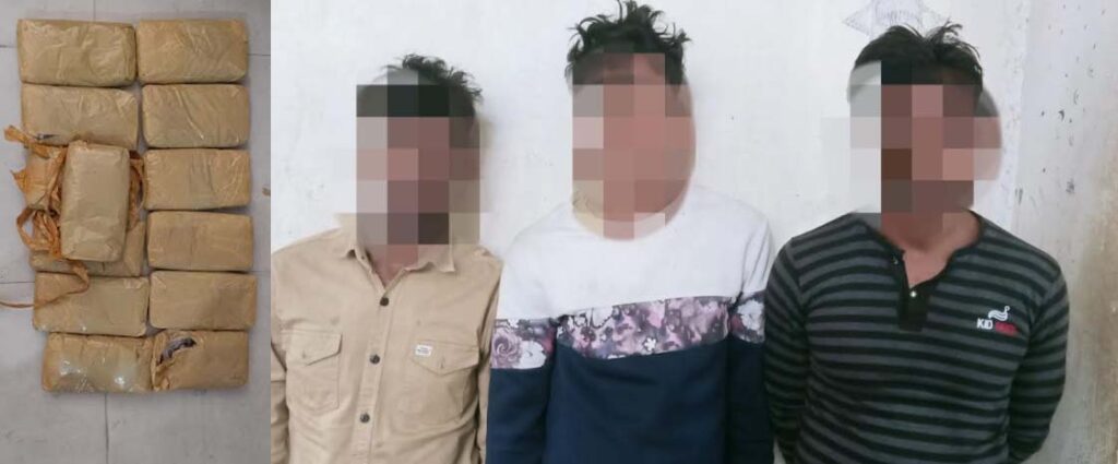 चरेससहित तीनजना पक्राउ चरेससहित तीनजना पक्राउ
