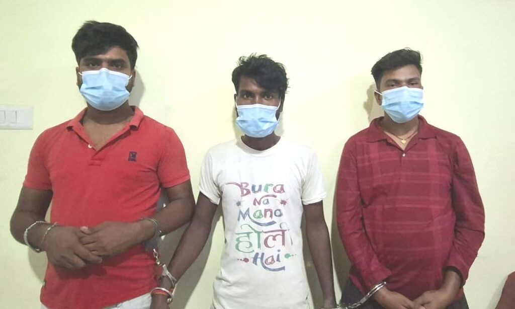 लागूऔषध ओसारपसारमा संलग्न तीनजना पक्राउ